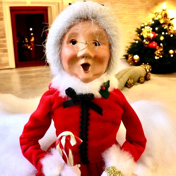 Byers' Choice The Carolers Mrs. Claus with Candy Canes and Chocolate 2009 - Picture 6 of 16